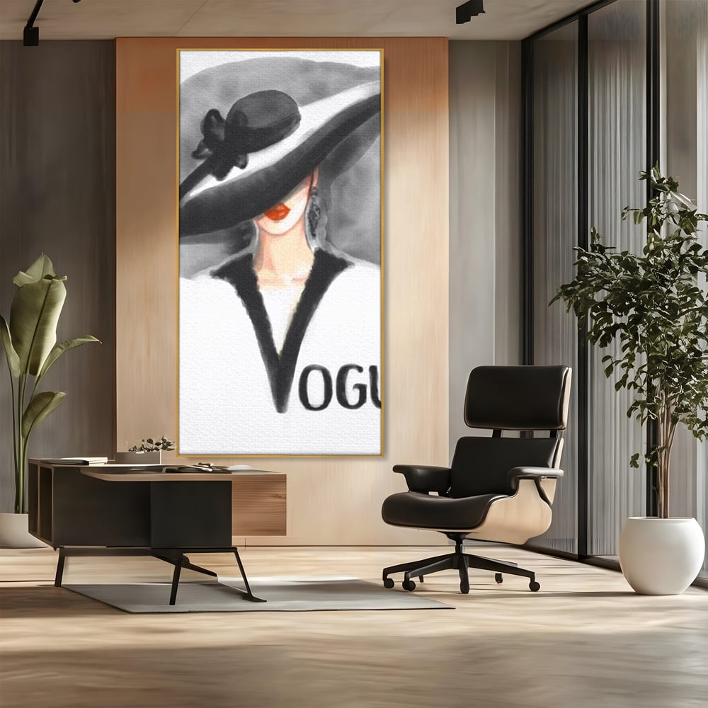 Tablou canvas cu ilustratie cu femeie purtand palarie, in rama de aluminiu auriu, pe perete intr-un birou